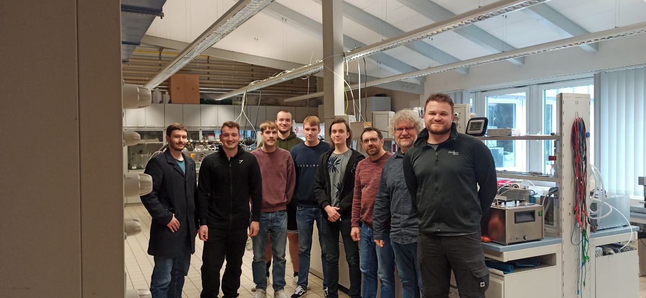 Studierende im Labor der Verfahrenstechnik beim Versuch 'Grüner Wasserstoff'
